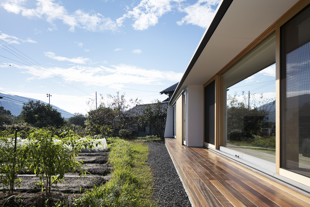 Ispirazione per un portico minimalista con pedane e un tetto a sbalzo