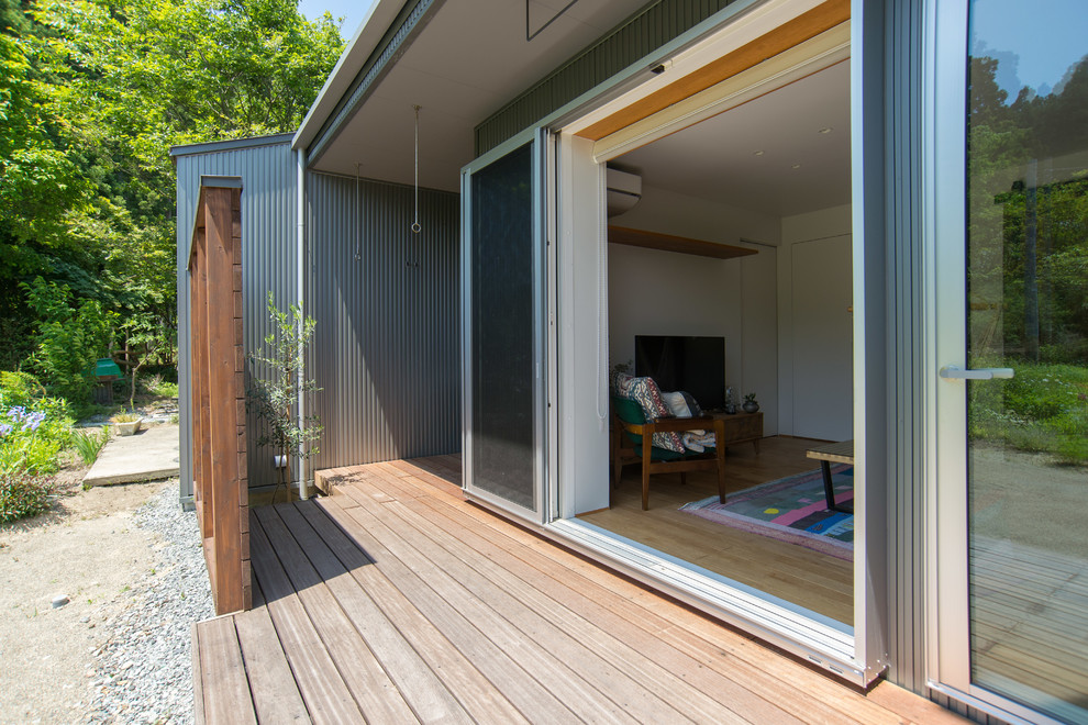 Ispirazione per un portico minimalista di medie dimensioni e nel cortile laterale