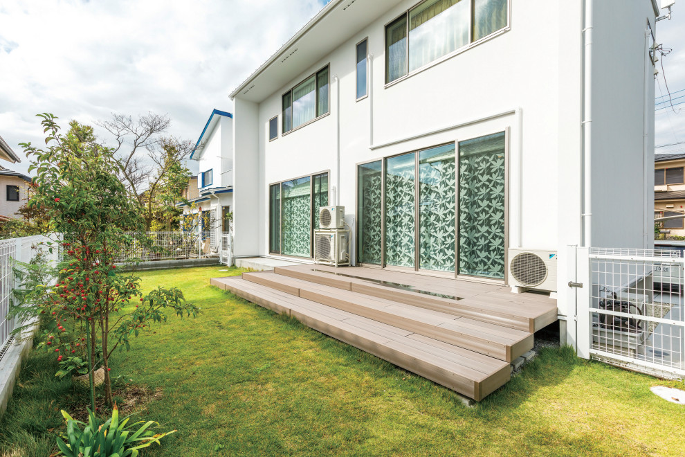 Diseño de terraza minimalista de tamaño medio en patio trasero con cocina exterior