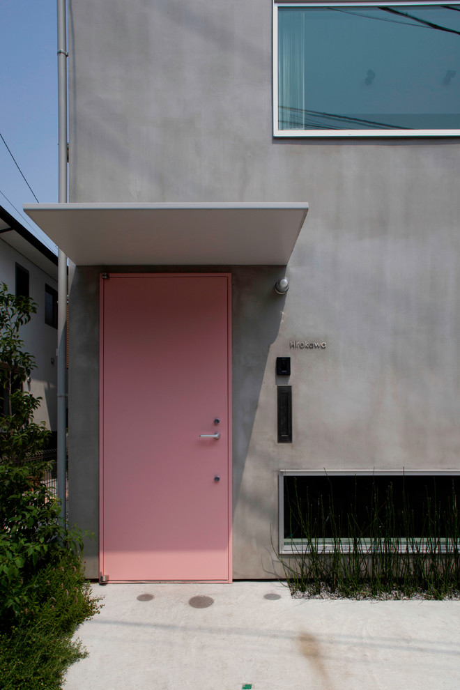 Ispirazione per un portico minimalista di medie dimensioni e davanti casa con pavimentazioni in cemento