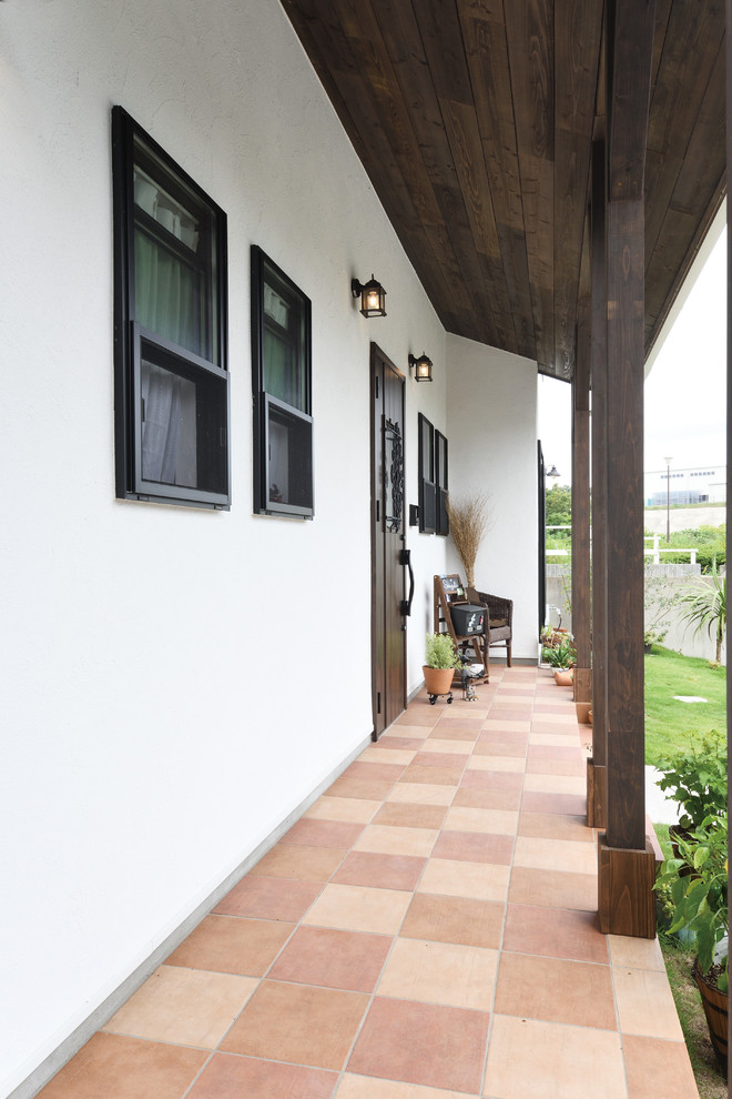 Источник вдохновения для домашнего уюта: большая веранда на переднем дворе в восточном стиле с крыльцом с защитной сеткой, покрытием из плитки и навесом