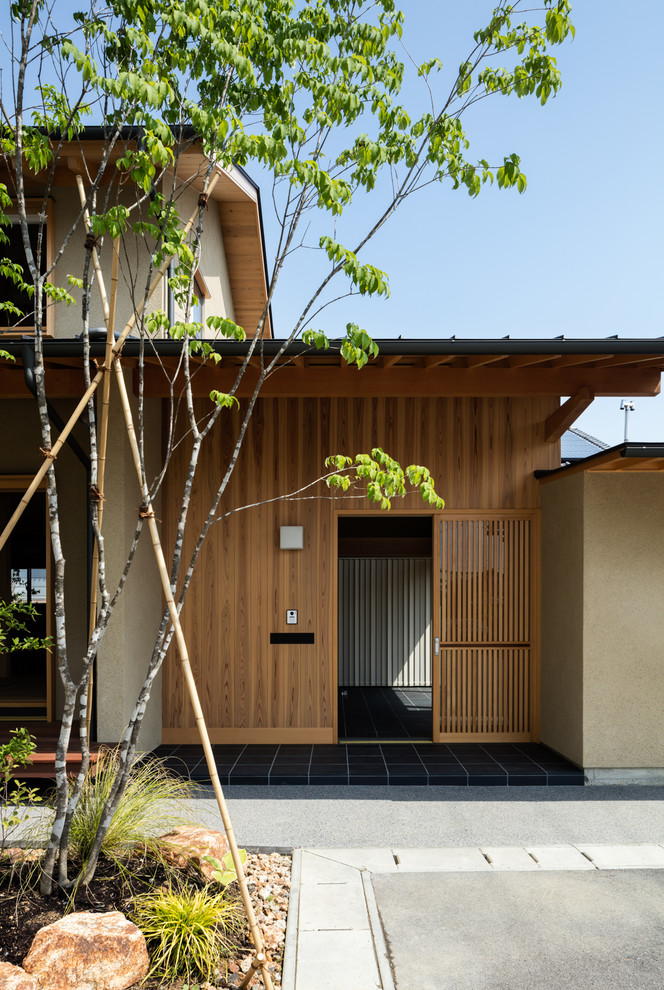 Cette image montre un porche avec un jardin potager avant asiatique avec du carrelage.