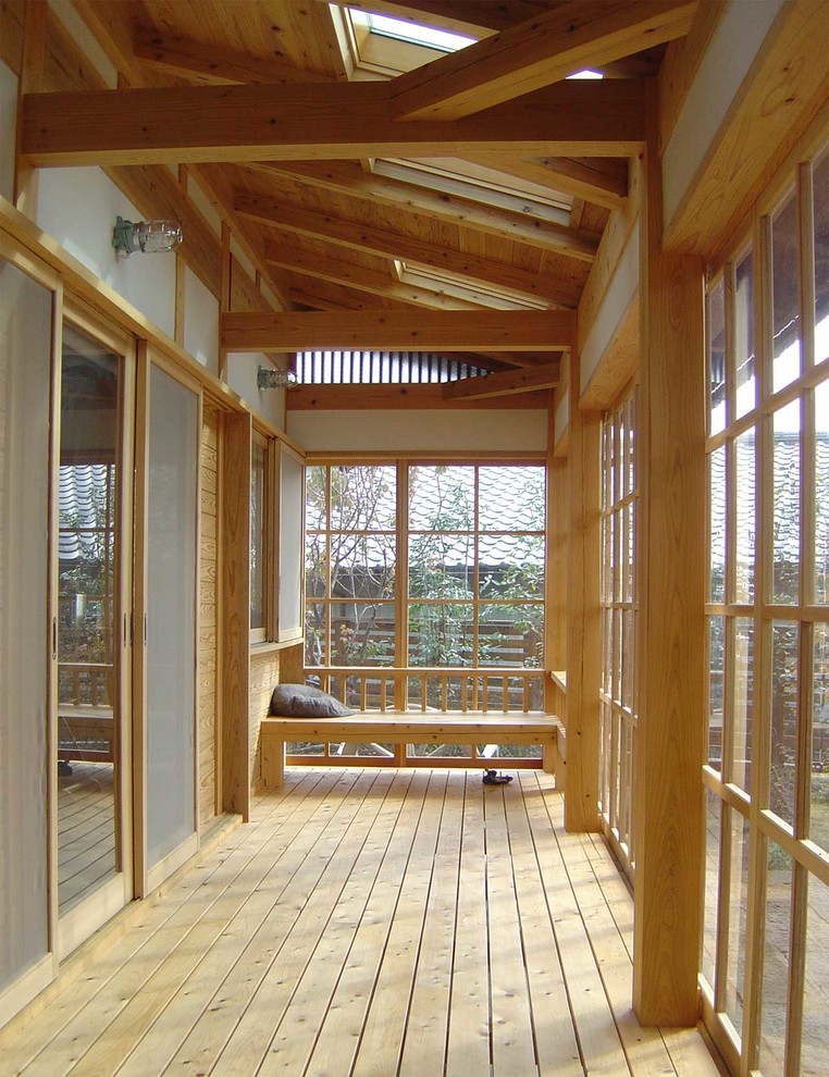 Inspiration för asiatiska verandor, med trädäck och takförlängning