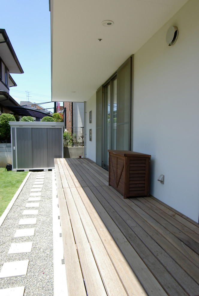 Ejemplo de terraza nórdica de tamaño medio en patio delantero y anexo de casas con entablado