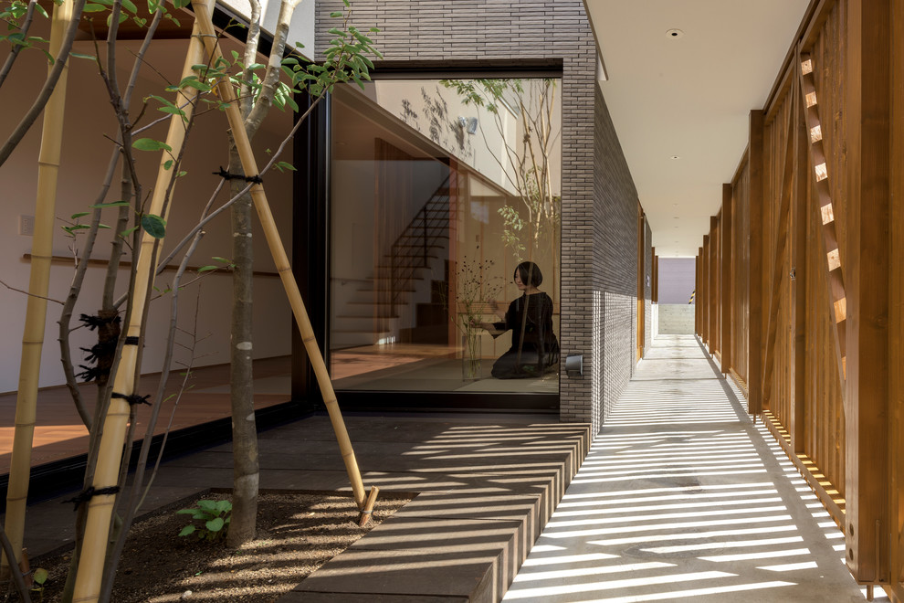 Inspiration for a mid-sized modern concrete paver front porch remodel in Sapporo