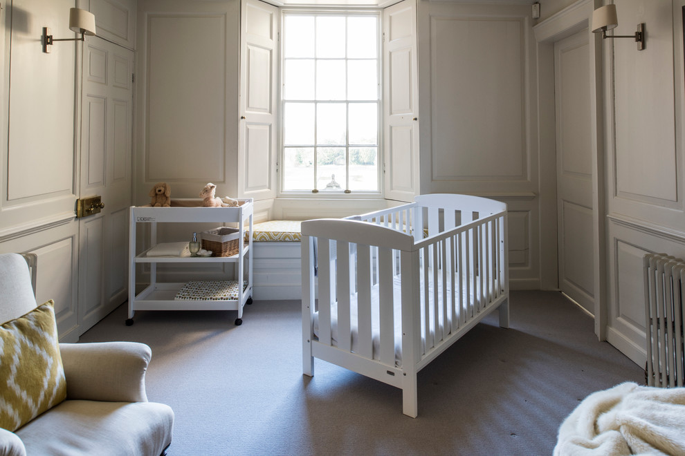 Exemple d'une chambre de bébé victorienne avec un mur blanc.
