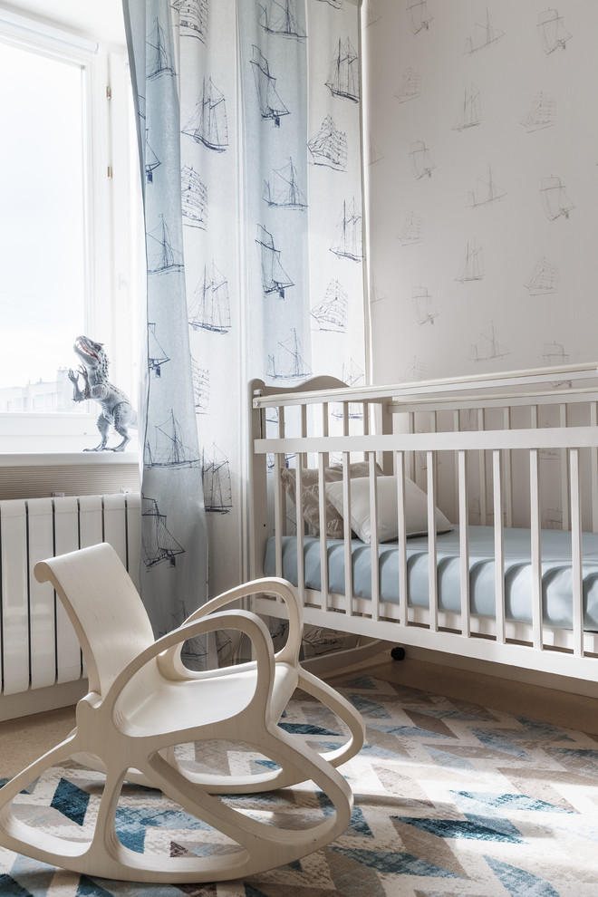 Aménagement d'une chambre de bébé neutre contemporaine avec un mur multicolore.