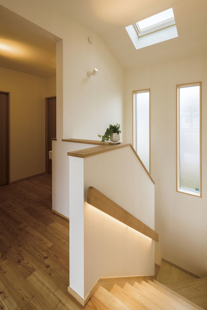 Пример оригинального дизайна: п-образная деревянная лестница среднего размера в скандинавском стиле с деревянными ступенями и деревянными перилами