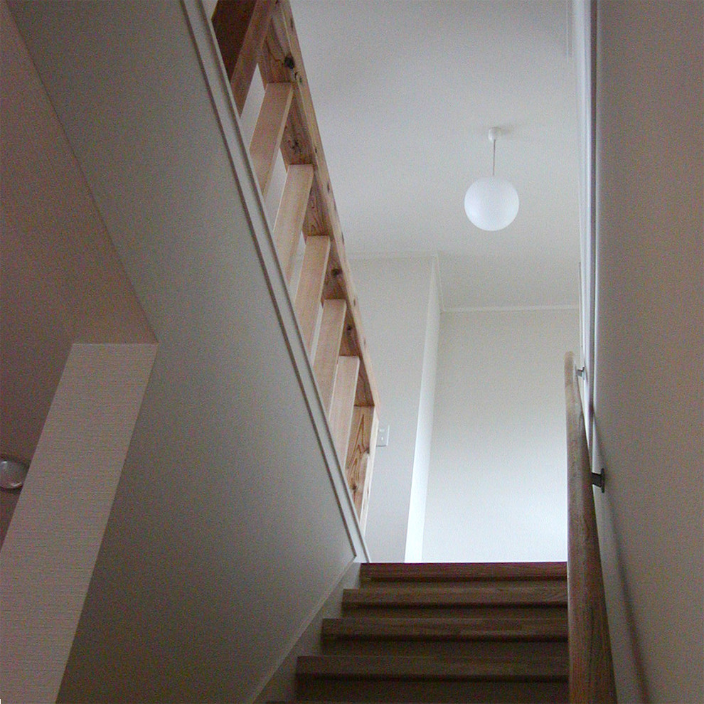 На фото: деревянная лестница в скандинавском стиле с деревянными ступенями и деревянными перилами