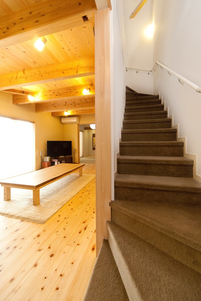 Idéer för att renovera en liten orientalisk l-trappa, med heltäckningsmatta och sättsteg med heltäckningsmatta