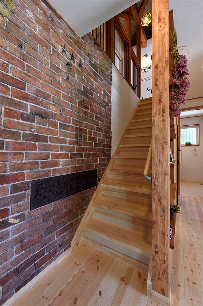 Ejemplo de escalera recta retro con escalones de madera y contrahuellas de madera