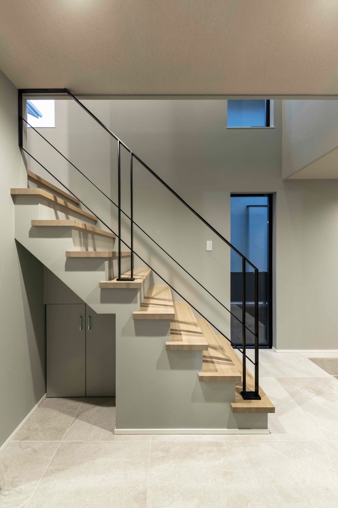 Свежая идея для дизайна: угловая лестница среднего размера в стиле модернизм с деревянными ступенями и металлическими перилами - отличное фото интерьера