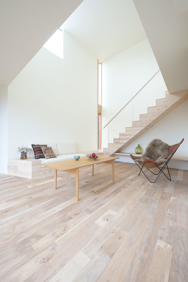 Diseño de escalera en U minimalista pequeña con escalones de madera, contrahuellas de madera y barandilla de varios materiales