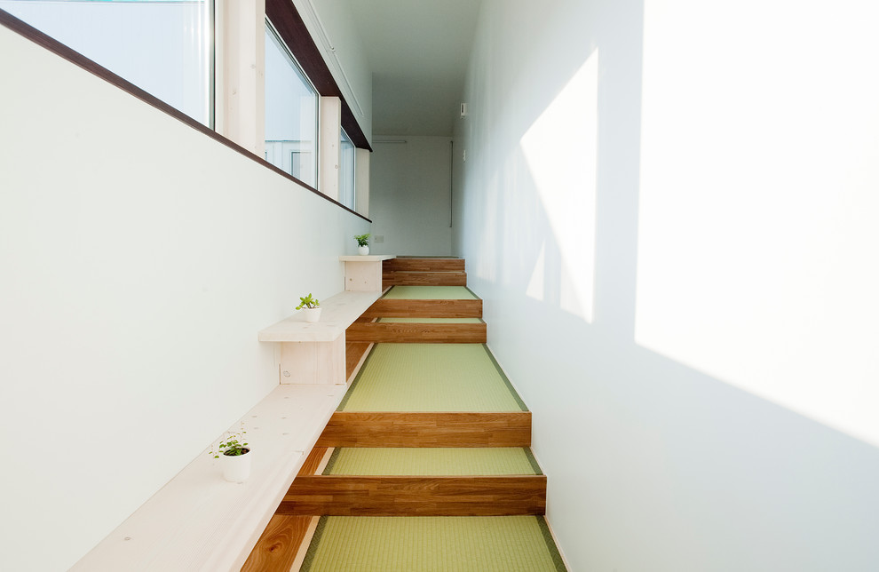 Foto de escalera recta asiática con contrahuellas de madera