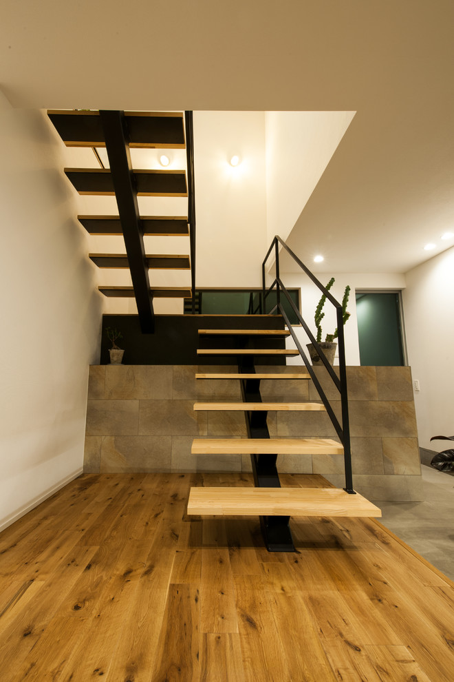 他の地域にあるミッドセンチュリースタイルのおしゃれな階段 (金属の手すり) の写真