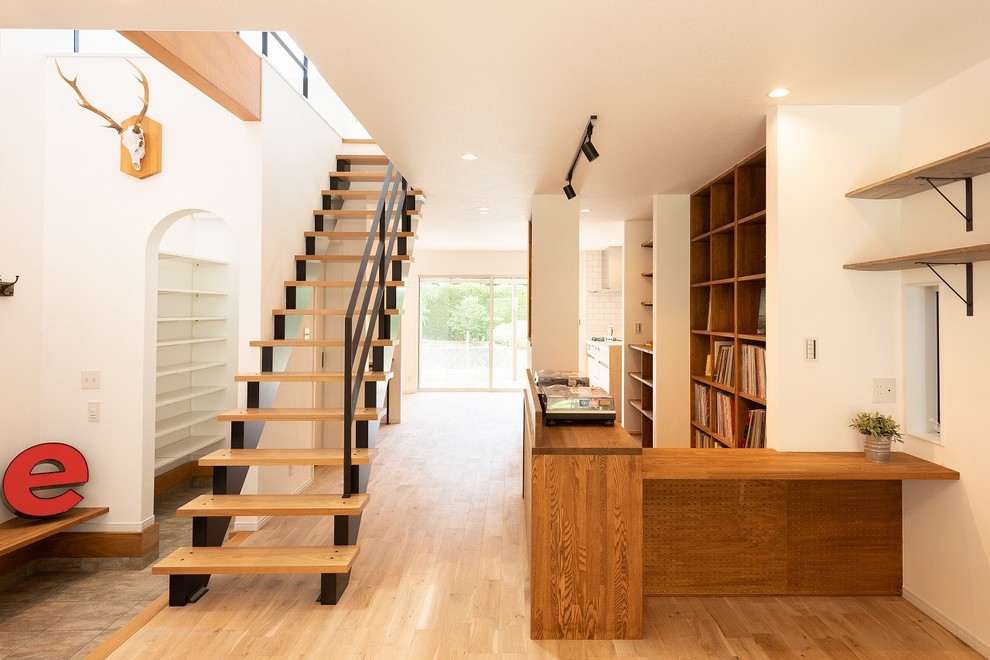 Пример оригинального дизайна: прямая лестница в стиле ретро с деревянными ступенями и металлическими перилами без подступенок
