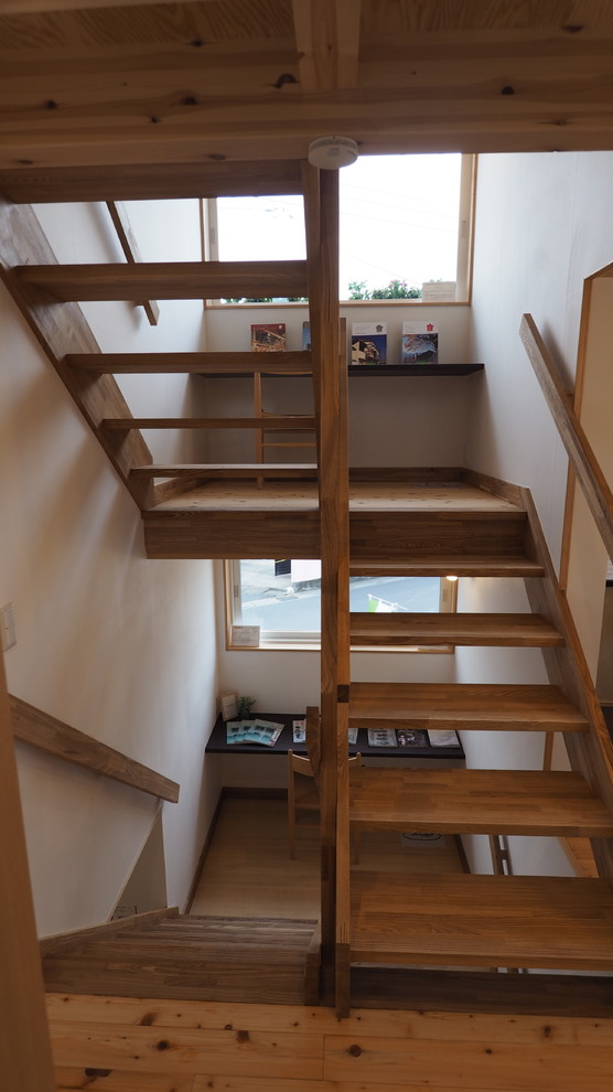 他の地域にあるお手頃価格の中くらいなトランジショナルスタイルのおしゃれな階段 (木材の手すり) の写真