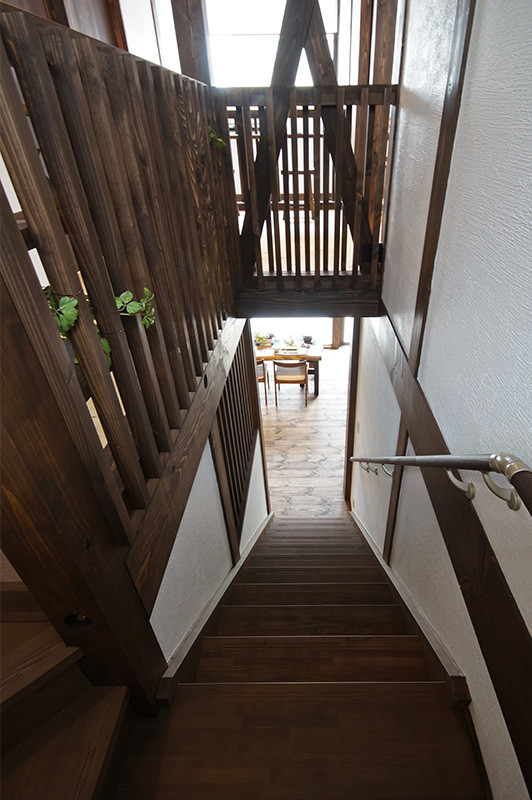 他の地域にある和風のおしゃれな直階段 (木材の手すり) の写真