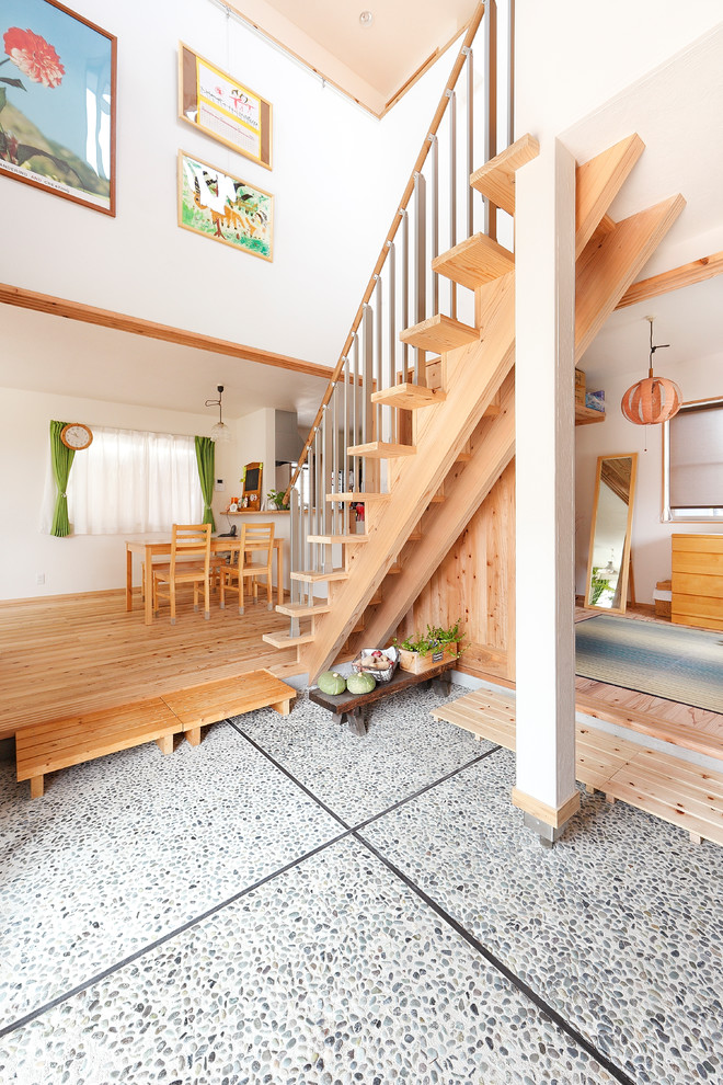 Diseño de escalera asiática sin contrahuella con escalones de madera y barandilla de varios materiales