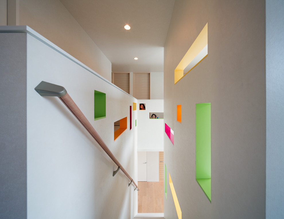 Foto de escalera recta minimalista con barandilla de madera