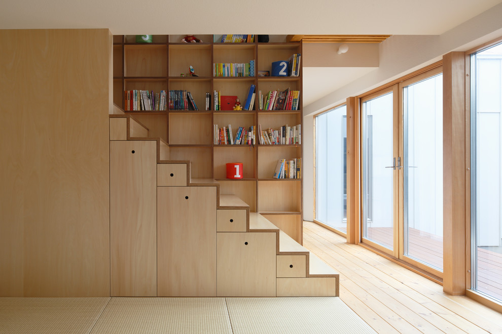 Idée de décoration pour un escalier droit nordique avec des marches en bois, des contremarches en bois et rangements.