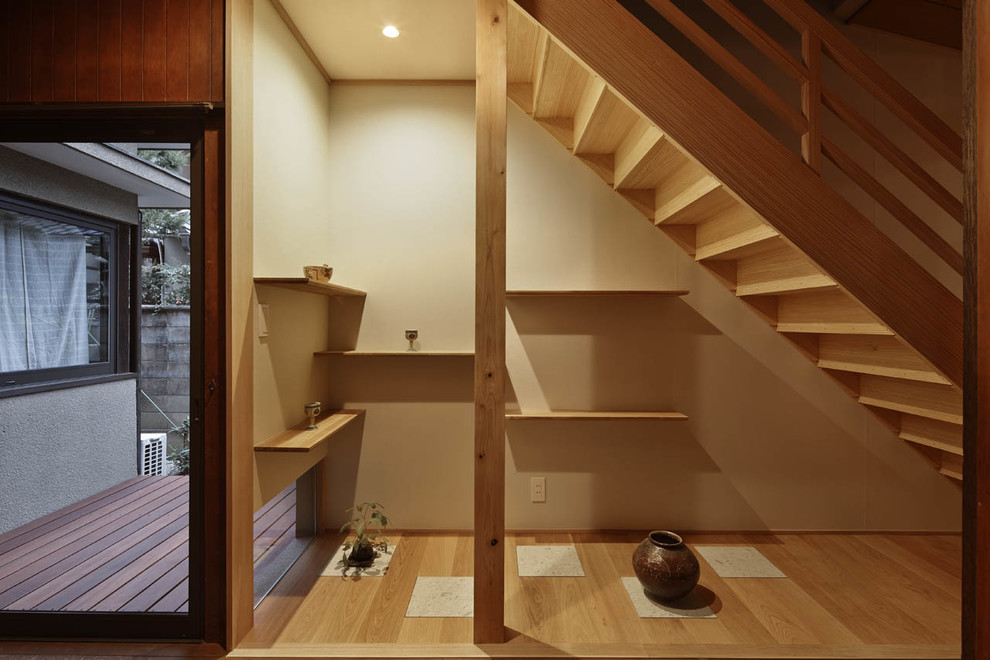 Идея дизайна: прямая деревянная лестница в восточном стиле с деревянными ступенями