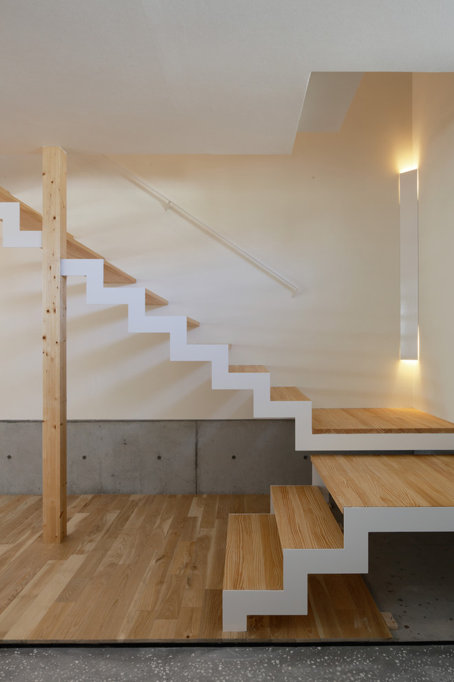 Идея дизайна: лестница в стиле модернизм с деревянными ступенями