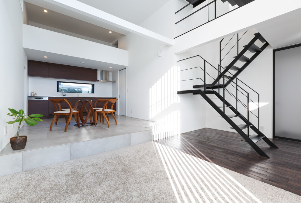 Стильный дизайн: п-образная лестница среднего размера в стиле модернизм с металлическими ступенями, металлическими перилами и обоями на стенах без подступенок - последний тренд