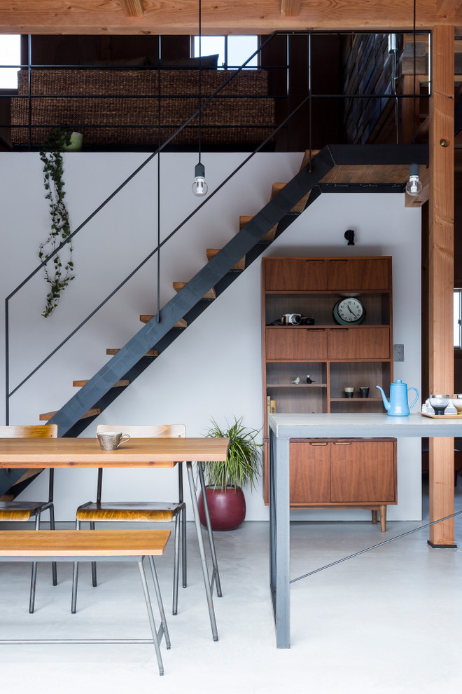 Свежая идея для дизайна: прямая лестница среднего размера в стиле лофт с деревянными ступенями и металлическими перилами без подступенок - отличное фото интерьера
