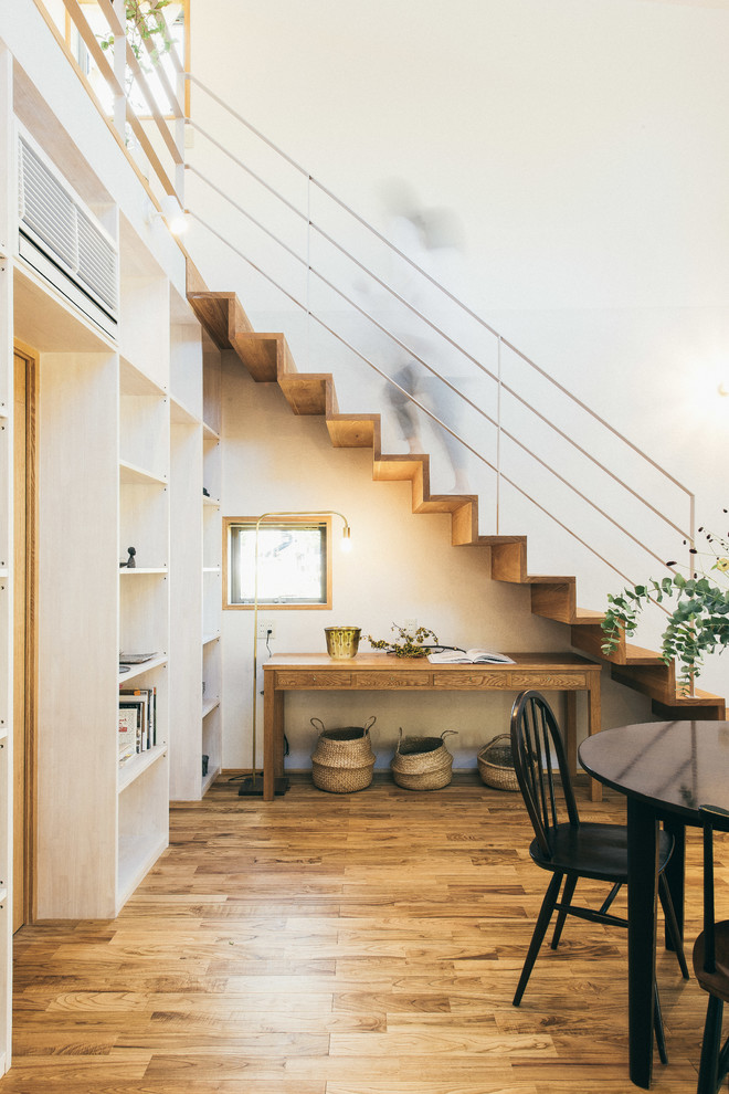 Источник вдохновения для домашнего уюта: прямая деревянная лестница в восточном стиле с деревянными ступенями и металлическими перилами
