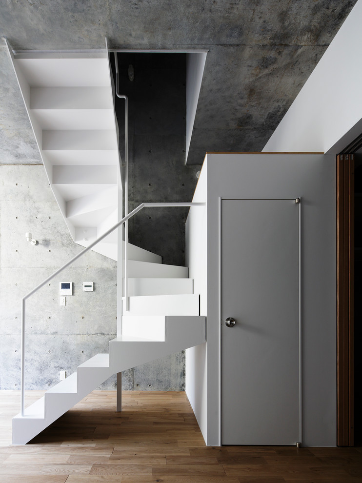 Свежая идея для дизайна: винтовая лестница в стиле модернизм - отличное фото интерьера