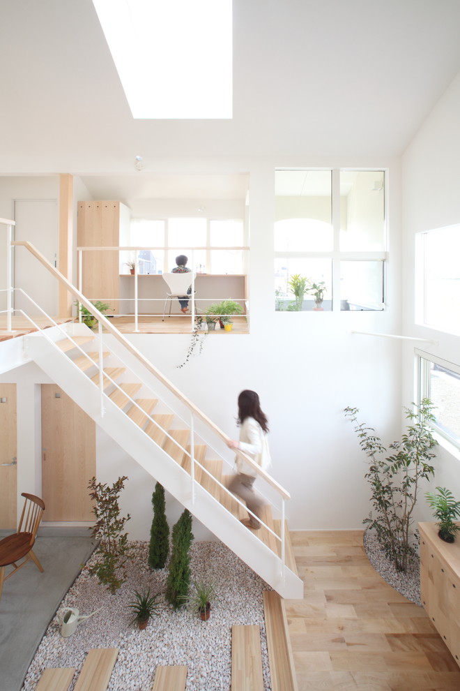 Свежая идея для дизайна: прямая деревянная лестница среднего размера в скандинавском стиле с деревянными ступенями и металлическими перилами - отличное фото интерьера