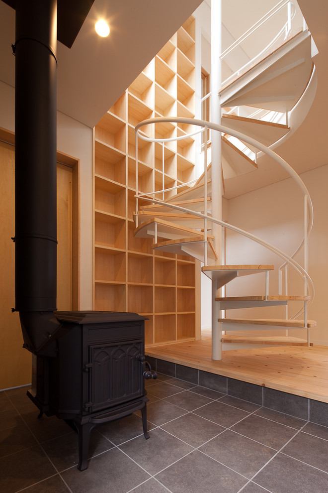 Ejemplo de escalera de caracol contemporánea sin contrahuella con escalones de madera