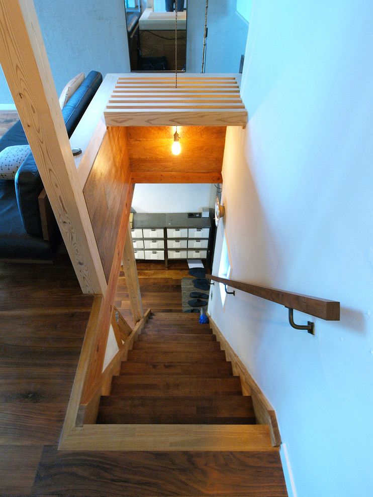 Ispirazione per una scala a rampa dritta moderna con pedata in legno, alzata in legno e parapetto in legno