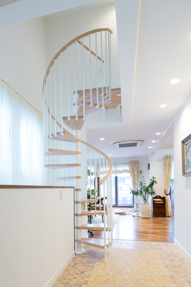 На фото: винтовая лестница в современном стиле с деревянными ступенями и деревянными перилами без подступенок с