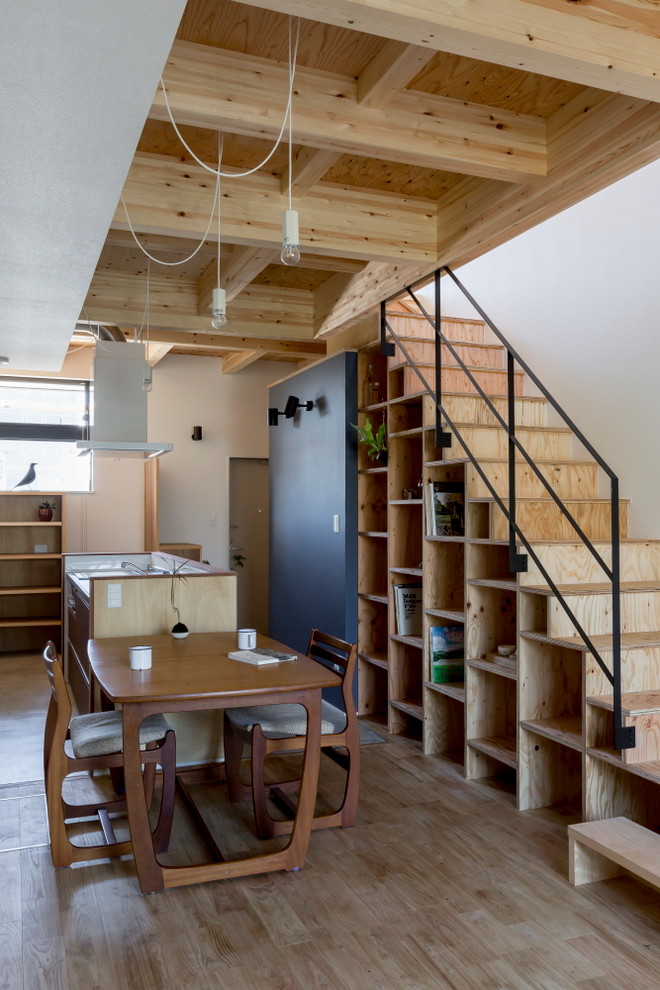 Источник вдохновения для домашнего уюта: маленькая прямая деревянная лестница в восточном стиле с деревянными ступенями и металлическими перилами для на участке и в саду