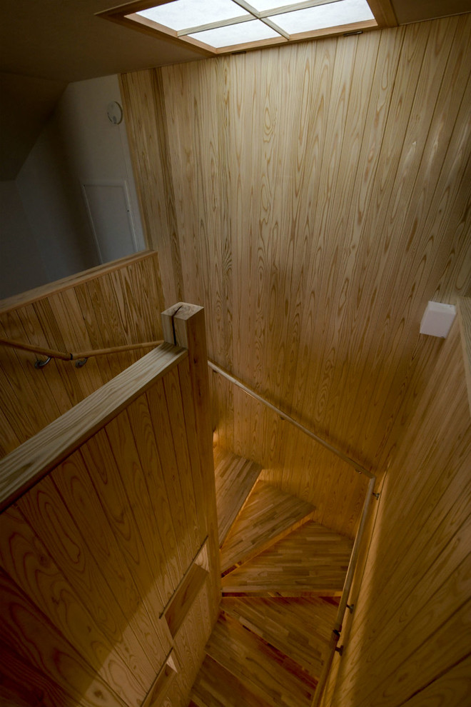 東京都下にある高級な広いトラディショナルスタイルのおしゃれな階段 (木材の手すり) の写真