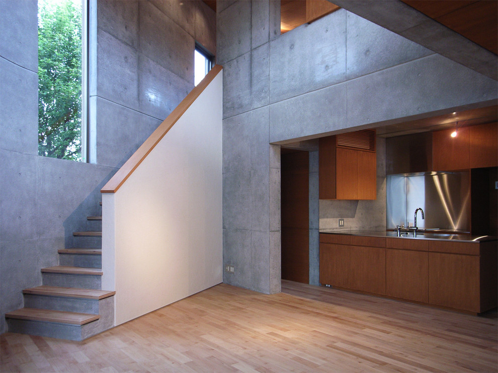 Idées déco pour un escalier droit moderne avec des marches en bois et des contremarches en béton.