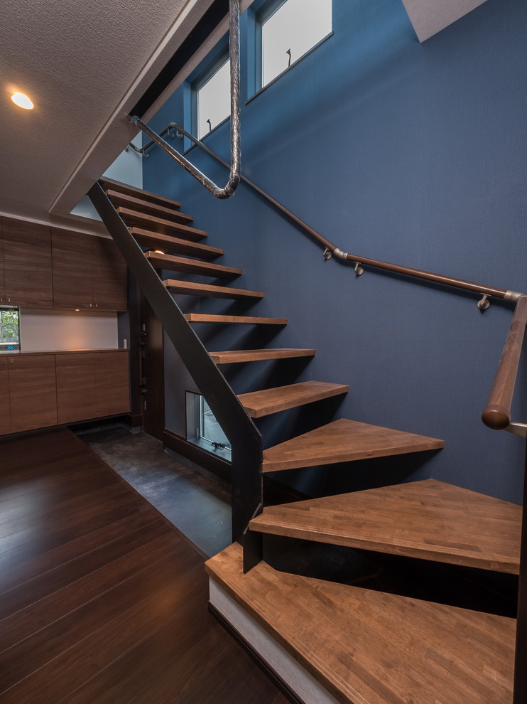 На фото: прямая лестница в стиле лофт с деревянными ступенями и перилами из смешанных материалов без подступенок с