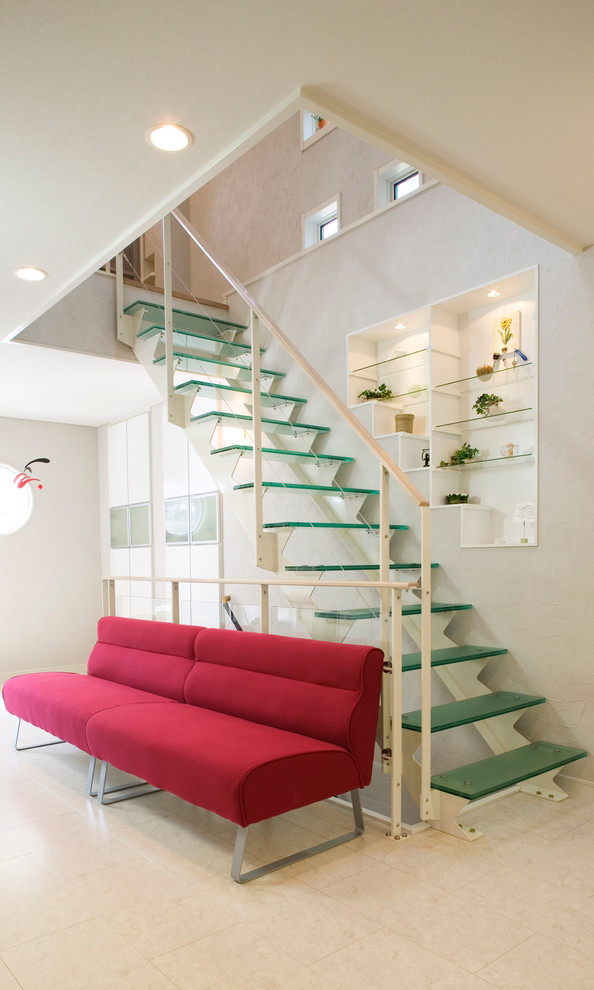 На фото: п-образная лестница среднего размера в скандинавском стиле с стеклянными ступенями с