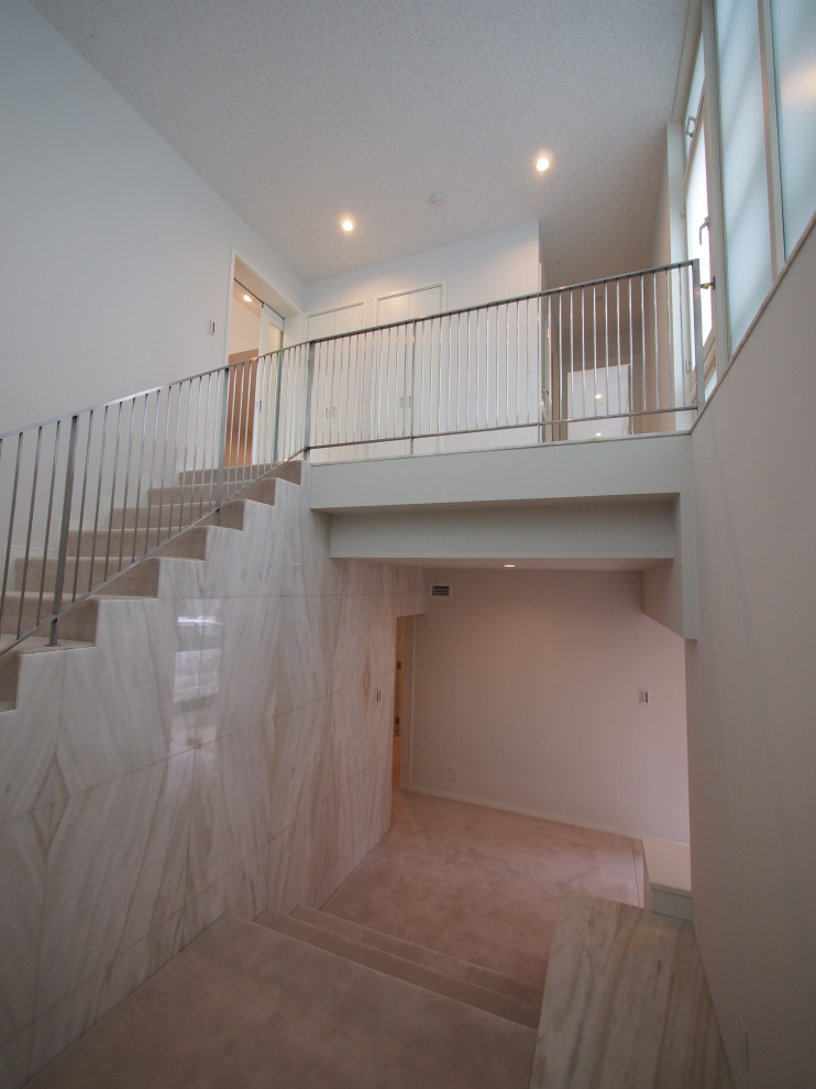 Стильный дизайн: огромная п-образная лестница в современном стиле с ступенями с ковровым покрытием, ковровыми подступенками, металлическими перилами и деревянными стенами - последний тренд