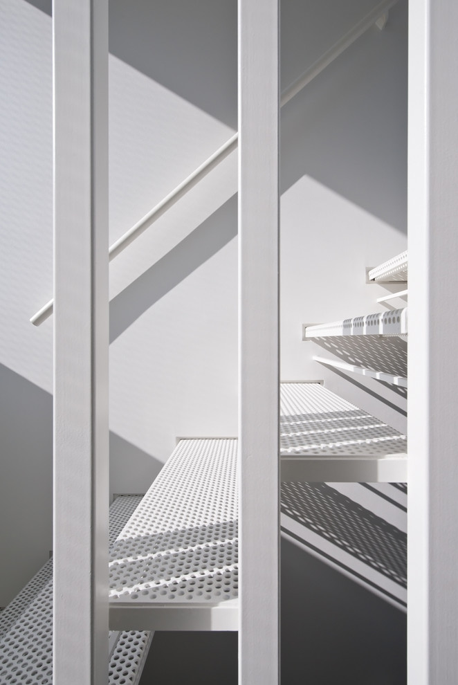 Идея дизайна: п-образная лестница в современном стиле с металлическими ступенями и металлическими перилами