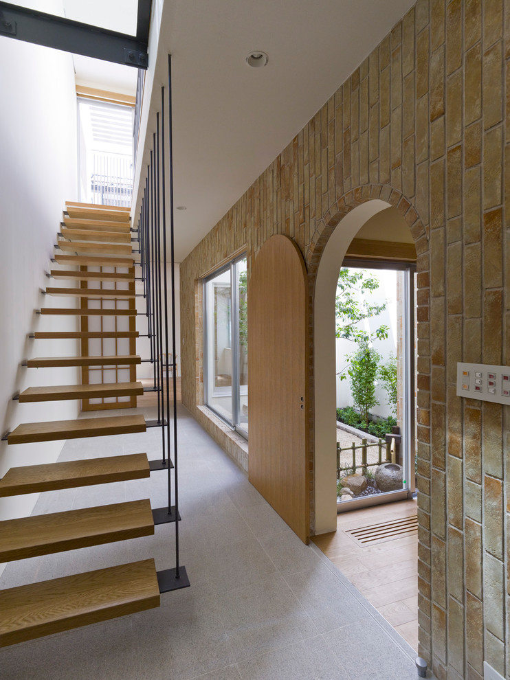 Imagen de escalera recta actual sin contrahuella con escalones de madera y barandilla de metal