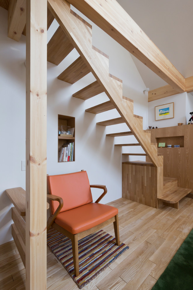 Idéer för mellanstora skandinaviska trappor i trä, med öppna sättsteg