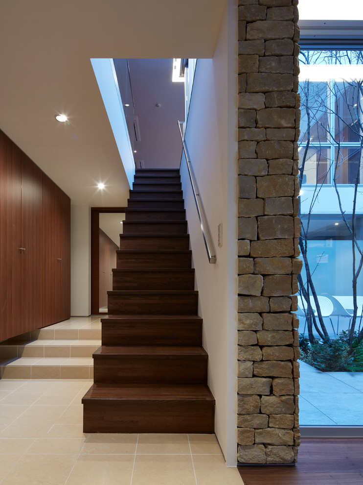 Aménagement d'un escalier droit moderne de taille moyenne avec des marches en bois et des contremarches en bois.