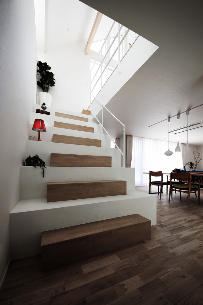 На фото: прямая лестница в современном стиле с металлическими перилами