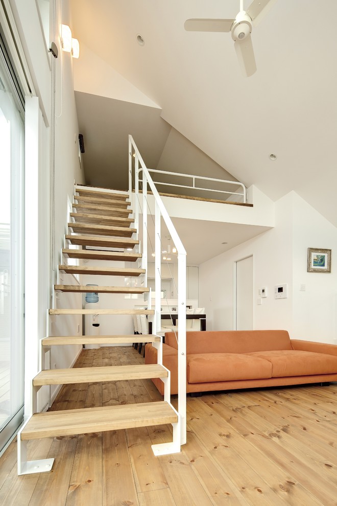 Diseño de escalera recta contemporánea sin contrahuella con escalones de madera y barandilla de metal
