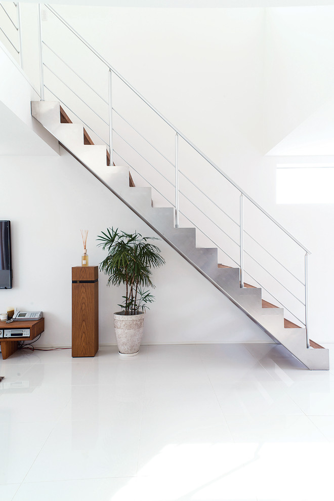 Große Moderne Treppe mit Tapetenwänden in Sonstige