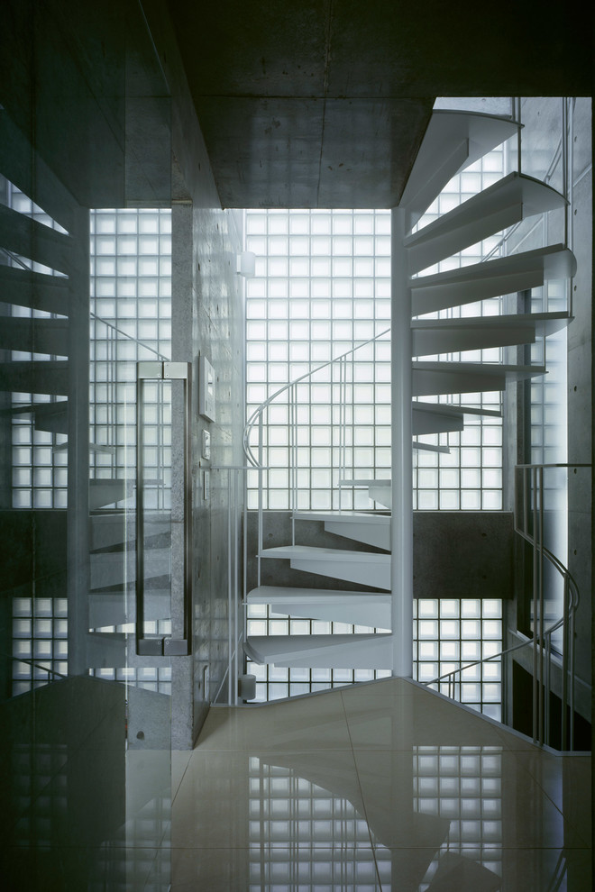 Industrial Treppe mit offenen Setzstufen und Stahlgeländer in Tokio