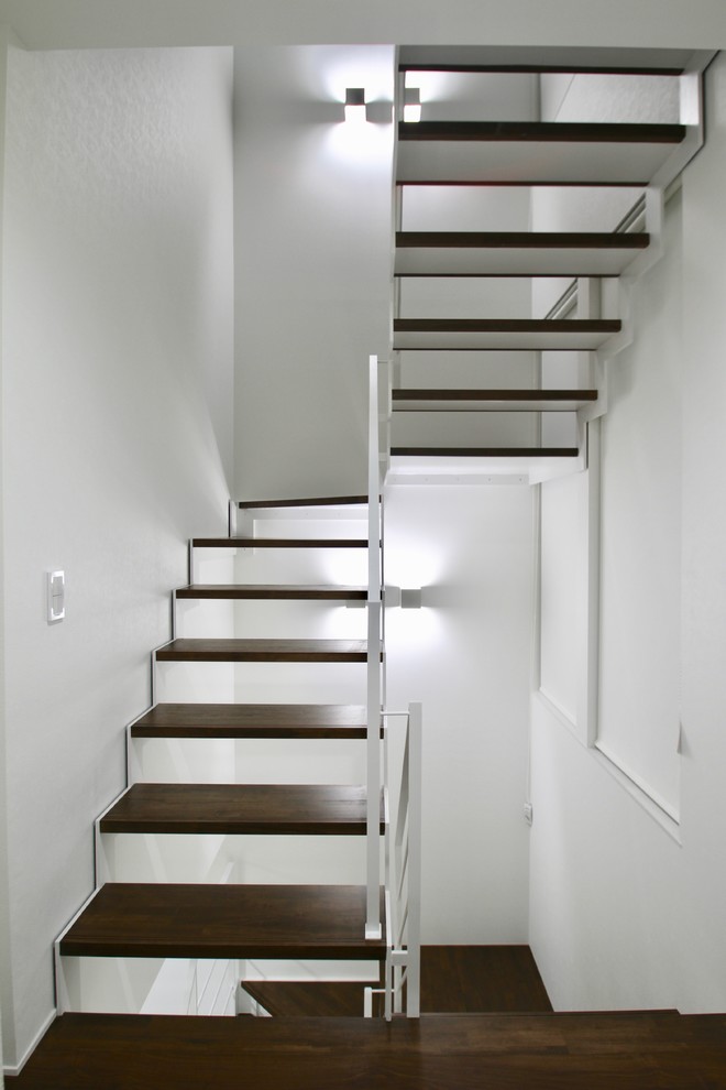 Foto de escalera en U contemporánea sin contrahuella con escalones de madera y barandilla de metal